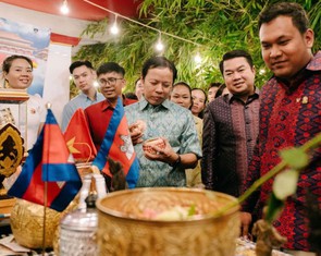 Đắm mình trong không gian lễ hội