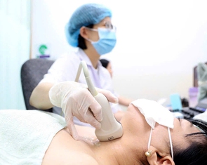 Hạt giáp xíu xiu cũng mổ, điều trị ung thư tuyến giáp đang... quá lố
