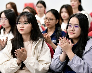 Sinh viên Trường đại học Hoa Sen học thực hành tại báo Tuổi Trẻ