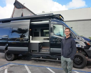 Nhà di động Mercedes-Benz Sprinter như khách sạn 5 sao: Giá ngang Rolls-Royce Phantom, bếp ẩn, spa