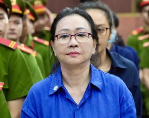 Bà Trương Mỹ Lan khóc, xin giảm nhẹ cho cấp dưới