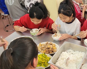 Huyện chỉ đạo làm rõ vụ mâm cơm 120.000 đồng của học sinh nội trú