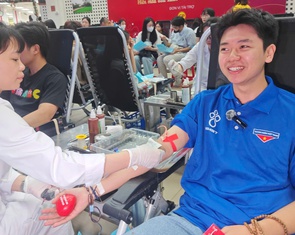 Sinh nhật Đoàn, người trẻ rủ nhau đi hiến máu tình nguyện