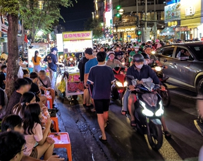 Vỉa hè, lòng đường biến thành chợ, bóp còi xin đường còn bị chửi, trợn mắt