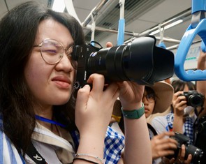 Học sinh đi metro, ghi lại 'chân dung thành phố' qua ống kính