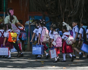 Các trường học ở một nửa thủ đô Philippines đóng cửa vì nắng nóng