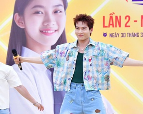 'Anh trai' Đỗ Phú Quí và Phạm Đình Thái Ngân xuất hiện, Ngày hội Tự tin vào lớp 10 thêm nóng