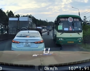 Xe buýt chạy ngược chiều trên quốc lộ 1, chèn ép xe đi đúng chiều