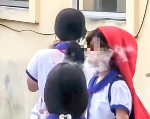 Nhóm nữ sinh tiểu học ‘phì phèo’ thuốc lá trong sân trường