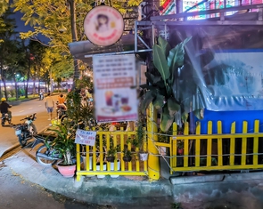 Chậu cây, hàng rào chặn lối đi, chiếm hết vỉa hè