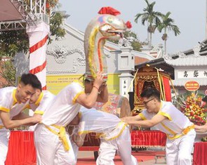 Điệu múa rắn lột độc đáo chỉ dành cho trai chưa vợ lên sân khấu thực cảnh