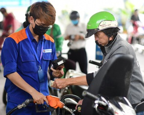 Giá xăng đồng loạt giảm sâu, RON 95 giảm hơn 700 đồng/lít