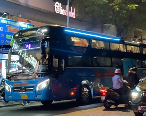 'Xe dù' dừng giữa đường, hành khách xách hành lý lao qua như 'phim hành động'