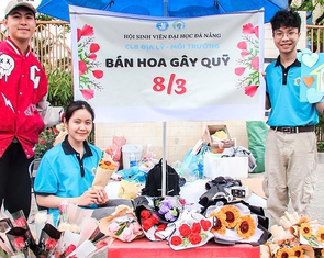 Sinh viên góp công làm hoa handmade, bán dịp 8-3 gây quỹ từ thiện