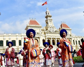 Cả ngàn người mặc cổ phục diễu hành trên đường phố TP.HCM nhân lễ hội áo dài