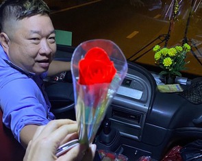 Anh tài xế xe buýt chi tiền triệu mua quà cho khách hàng nữ ngày 8-3