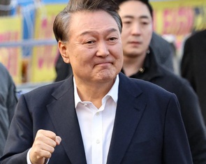 Tổng thống Yoon Suk Yeol được thả, vẫy chào người ủng hộ