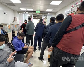 Hiến máu nhận gà nướng, người dân Đài Loan xếp hàng kín trạm