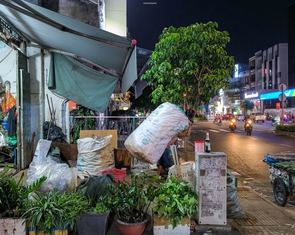 Nhà mặt tiền của mình nhưng vỉa hè là... của người lấn chiếm?