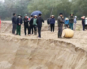 Người dân đánh trống, dựng lán tố 'cát tặc' ngoạm bờ sông Lam