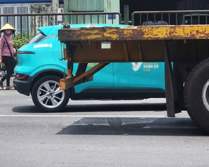 'Xông' ra làn đường ô tô đang chạy ở TP.HCM mời mua vé số