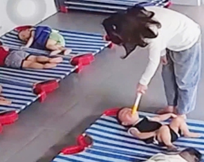 Xác minh clip trẻ bị túm hai chân đánh, nhét cây gỗ vào miệng