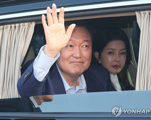 Hàng xóm cựu tổng thống Yoon Suk Yeol than trời khi ông dọn về