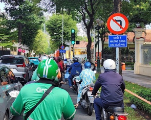 TP.HCM lắp 500 bảng nhắc 'chú ý nhường đường cho xe rẽ phải'