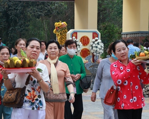 Đãi bánh xèo miễn phí trong lễ hội vía Bà Chúa Xứ ở Gò Tháp