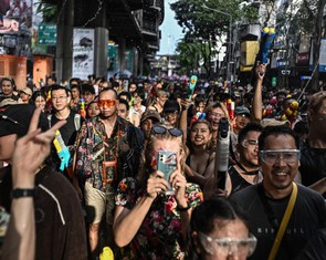 Cảnh báo lây lan COVID-19 dịp Tết Songkran té nước tại Thái Lan