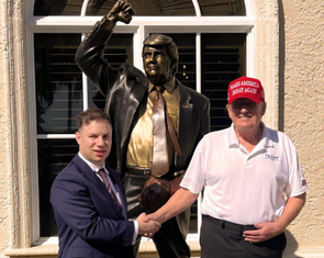 Ông Trump được tặng tượng đồng tái hiện cảnh bị ám sát hụt