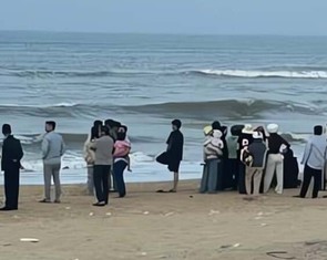 Tắm biển cùng nhóm bạn, một học sinh bị sóng cuốn mất tích