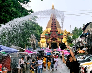 Lễ hội Thingyan và chiếc bánh Mun Lone Yay Paw của người Myanmar