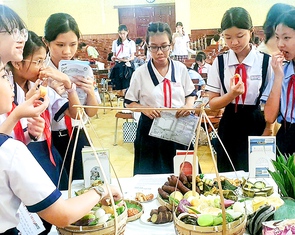 Học trò thích thú thử 'món Sài Gòn' tại hội thi Lớn lên cùng sách