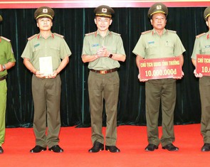 Khen thưởng tập thể, cá nhân bắt nữ lừa đảo hơn 131 tỉ đồng về từ khu Tam Thái Tử