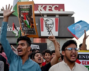 Pakistan bắt 160 người sau khi đám đông tấn công hàng loạt cửa hàng gà rán KFC