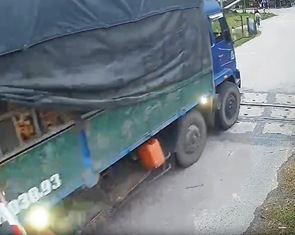 Thót tim cảnh xe tải ở Huế tông gãy gác chắn, lao qua đường sắt khi tàu hỏa đang đi tới