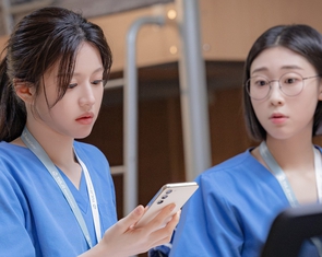 Resident playbook rating tăng vọt nhưng khó vượt Hospital playlist?