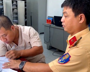 Vụ người khuyết tật nằm trên yên xe 'biểu diễn': Hàng loạt lỗi vi phạm, có thể bị tịch thu xe