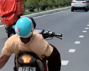 Công an vào cuộc vụ người đàn ông khuyết tật nằm ngửa trên xe máy chạy trên đường