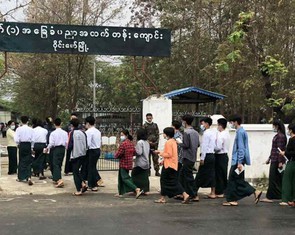 Gần 63.000 học sinh Myanmar phải thi lại đại học vì bài thi bị cháy