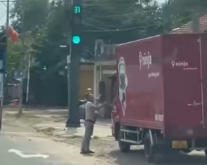 2 người chặn đầu xe tải, tấn công vào mặt tài xế bị công an mời làm việc