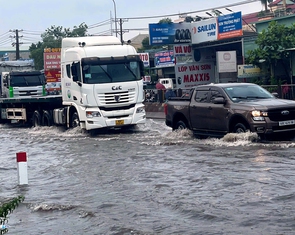 Quốc lộ 1 qua Đồng Nai lại ngập cục bộ sau cơn mưa chuyển mùa