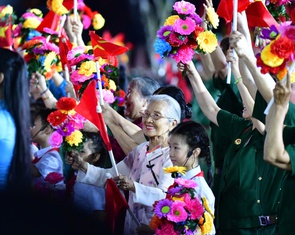 Tối nay 27-4 cấm xe nhiều đường, không dừng xe trên các cầu ở trung tâm để xem bắn pháo hoa