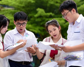 Đề thi tốt nghiệp THPT 2025 chỉ in trên 1 tờ giấy, nhiều môn thi tổ chức cùng lúc trong một phòng