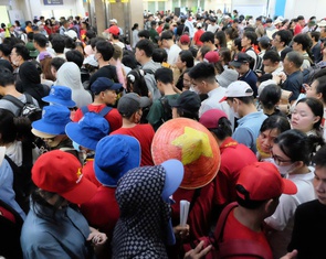 Sau lễ diễu binh, dòng người đổ về các ga, metro số 1 xả cổng đón khách
