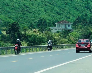 Cao tốc 2 làn La Sơn - Hòa Liên tấp nập ô tô, nhiều xe máy cũng vô tư chạy bon bon