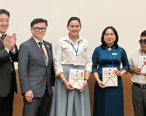 Hội Hữu nghị Việt - Nhật tại TP.HCM tặng sách cho 11 trường ở Việt Nam