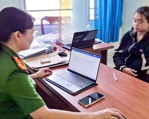 Bảo mẫu liên tục đánh vào mặt bé gái: Do đang xem điện thoại, bực nên đánh bé