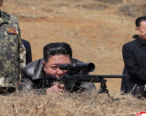 Ông Kim Jong Un ghé thăm căn cứ huấn luyện đặc nhiệm, tự tay thử súng bắn tỉa mới